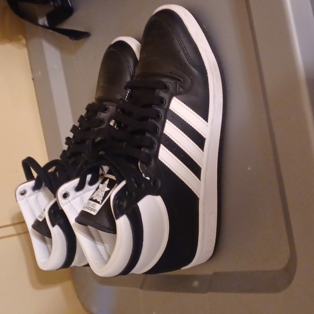 Adidas Top tens black and white 8 1/2 mens